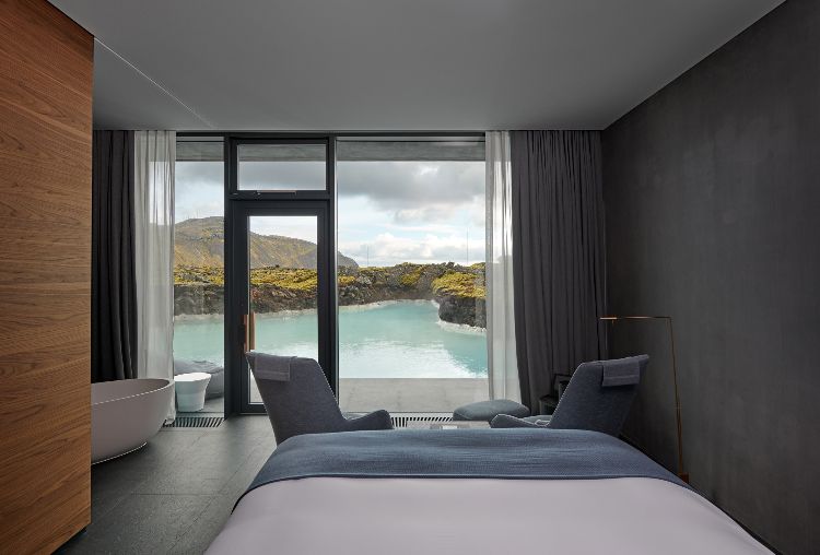 hotell med termalbad på Island utdöda vulkaner blå lagun välbefinnande design lyx natur hotellrum fönster dörr design möbler
