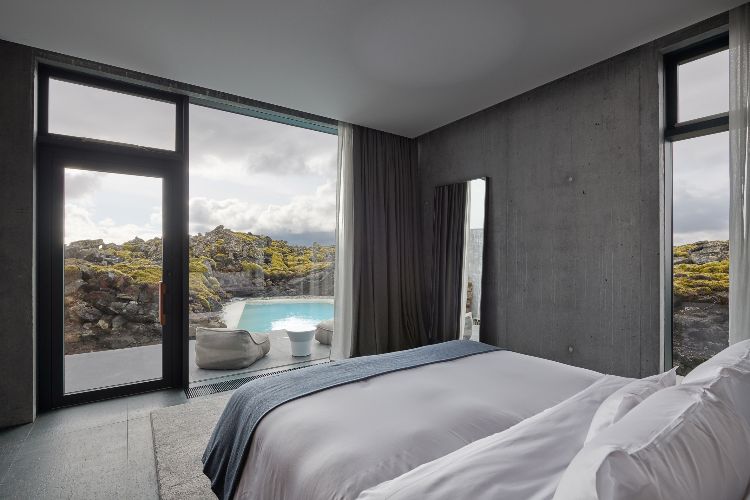 hotell med termalbad på Island utdöda vulkaner blå lagun välbefinnande design lyx natur svit fönster dörr design möbler balkong