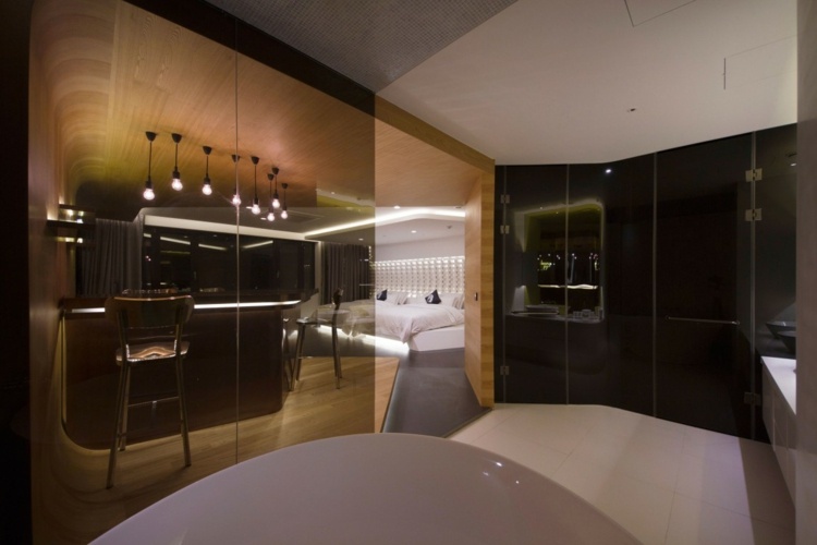 hotellrumsdesign indirekt belysning badrumsglasvägg tonad modern