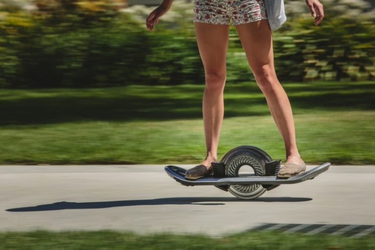 hoverboard design rida en cykel stad idé futuristisk