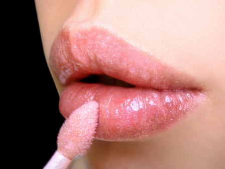 Kuinka levittää huulikiiltoa täydellisesti?
