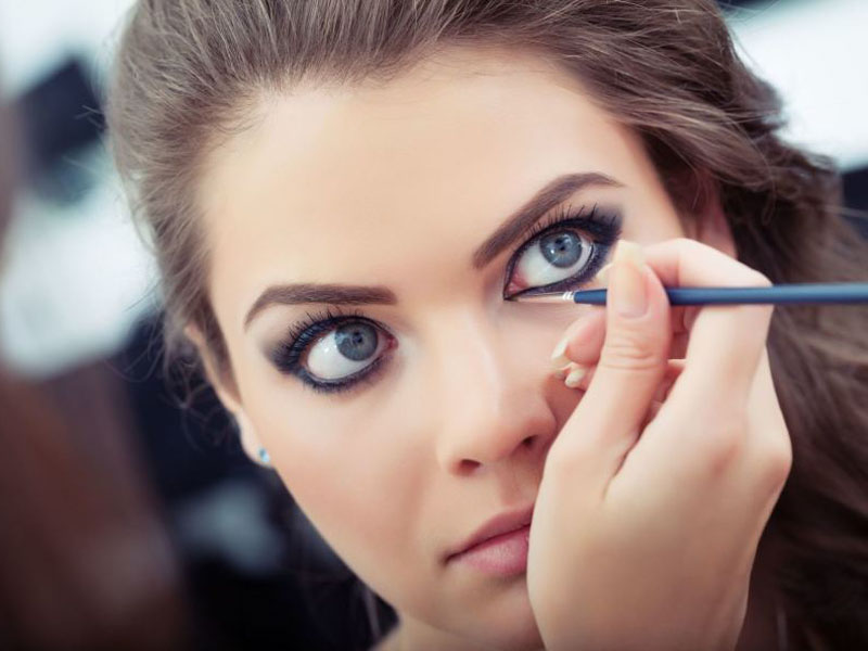 Πώς να εφαρμόσετε υγρό eyeliner