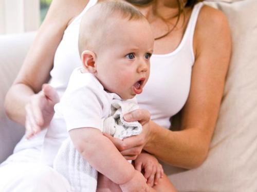 Πώς να γλιστρήσετε ένα μωρό-μωρό που κάθεται στον γύρο