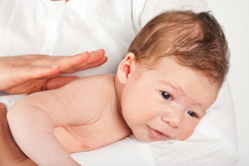 Πώς να γδέρνετε ένα μωρό-μωρό που ξαπλώνει στον γύρο