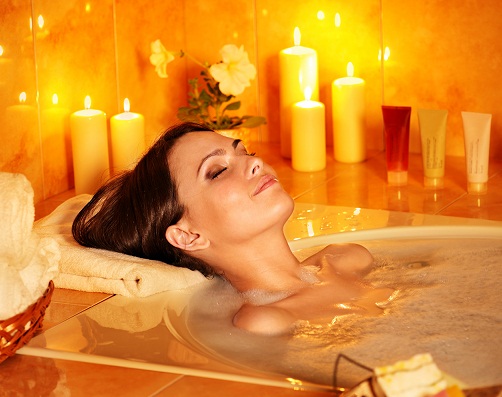 Αποφύγετε τα ζεστά μπάνια τη νύχτα για να έχετε λαμπερό δέρμα κατά τη διάρκεια της νύχτας