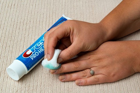 Kuinka poistaa kynsilakka luonnollisesti - käytä hammastahnaa