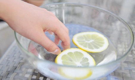 Mitä käyttää kynsilakan - sitruunamehun ja etikka -seoksen poistamiseen
