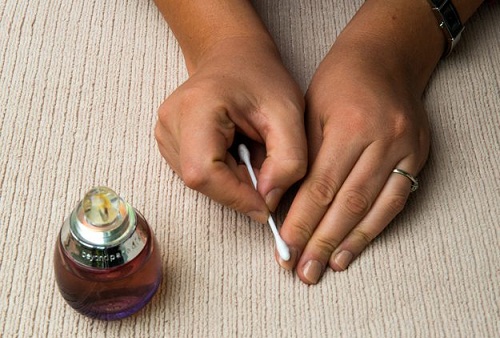 Πώς να αφαιρέσετε το βερνίκι νυχιών - άρωμα