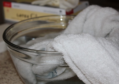 Πώς να αφαιρέσετε φυσικά το βερνίκι νυχιών - ζεστό νερό με στεγνό πανί