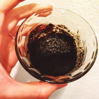 Σκόνη καφέ με μαύρη πιπεριά και λάδι καρύδας