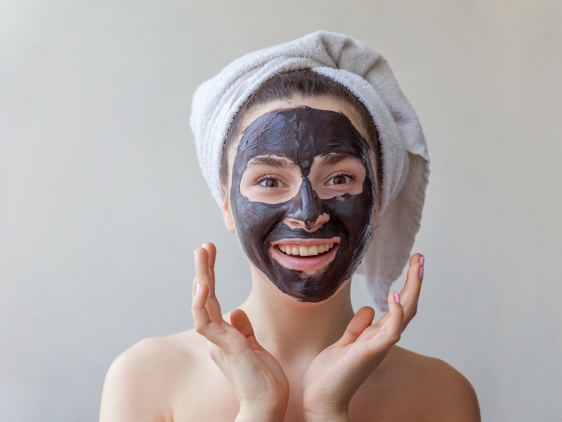 Πώς να χρησιμοποιήσετε τη μάσκα προσώπου για να αναζωογονήσετε το δέρμα σας