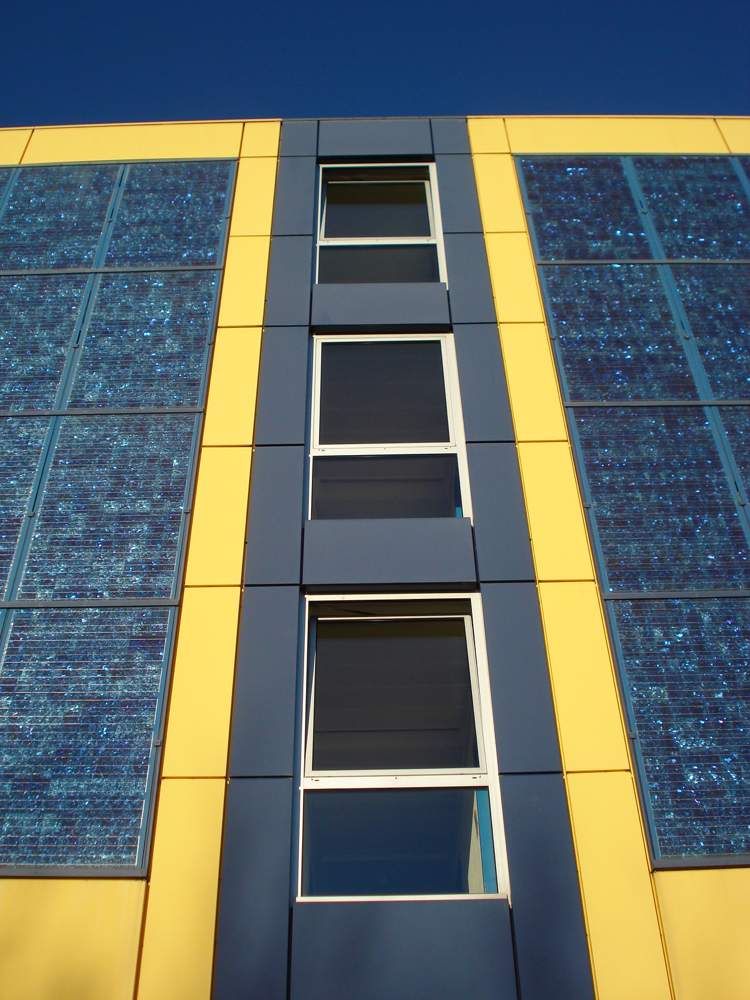 HPL -paneler yttre fasad antracitgul byggnad
