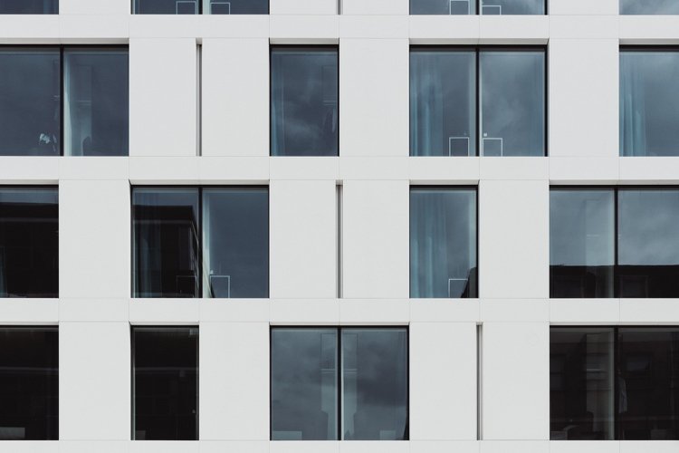 HPL-paneler vit fasad Moderna takhöga fönster
