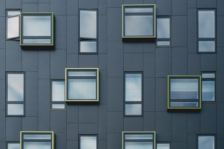 HPL -paneler fasad antracitfönster i olika former