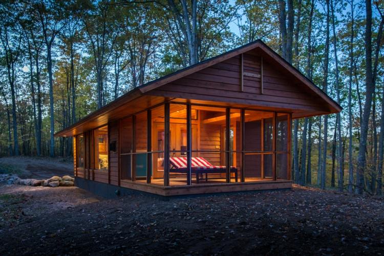 hydda trä modern veranda myggnät skog