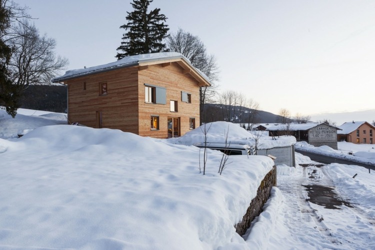 Laerchenholz hydda uppfart hus design snö skidort
