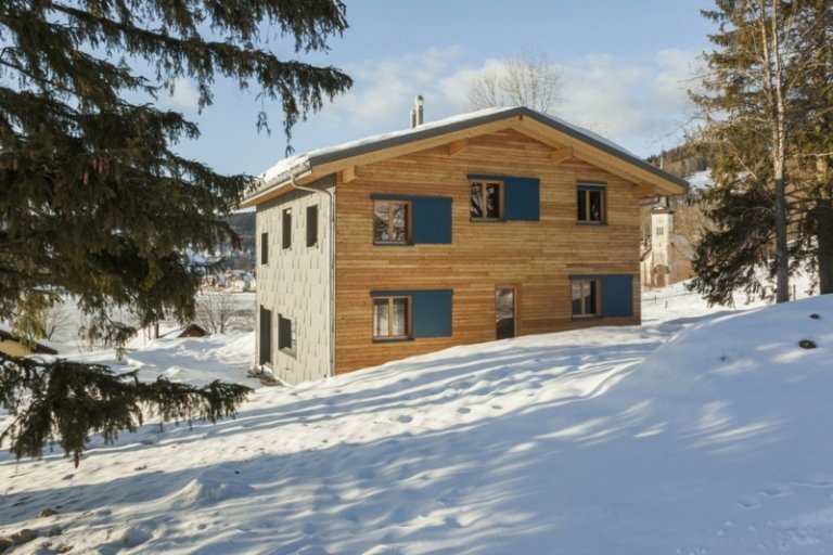 Laerchenholz hydda blå fönsterluckor modern rustik design