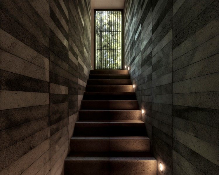 trappan i källaren leder till utsidan genom en dörr som är låst med ett galler