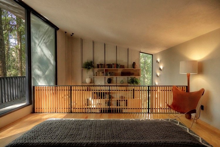 minimalistisk design på övre våningen i waldhütte med genomskinliga fönster och balkong