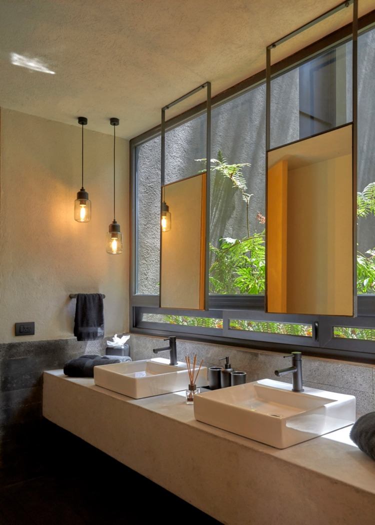 sjunker praktiskt taget bredvid varandra i modernt badrum med hängande speglar