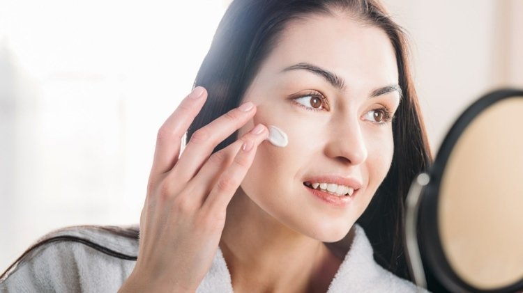 Med akne är det viktigt att ta hand om din hud för att minska röda fläckar i ansiktet
