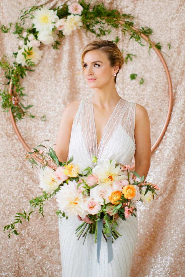 dekoration idéer bröllop hula hoop däck blommor väggdekoration
