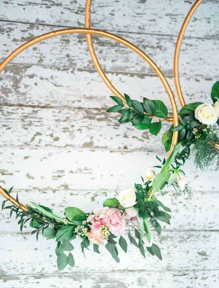 DIY dekoration krans hula hoop däck blommor blad