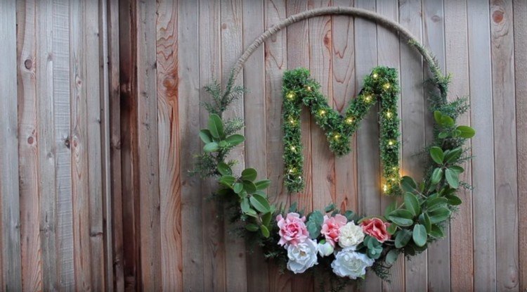 DIY födelsedagsdekorationer krans monogram blommor växter