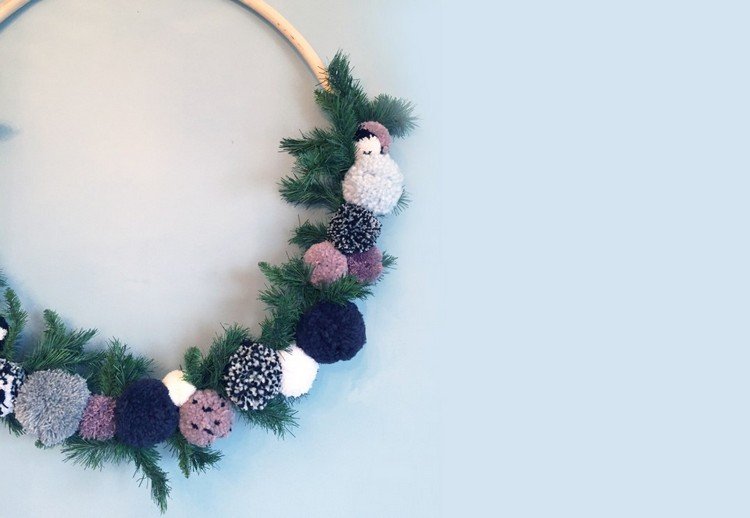 DIY krans väggdekoration hula hoop däck vintergröna pompoms