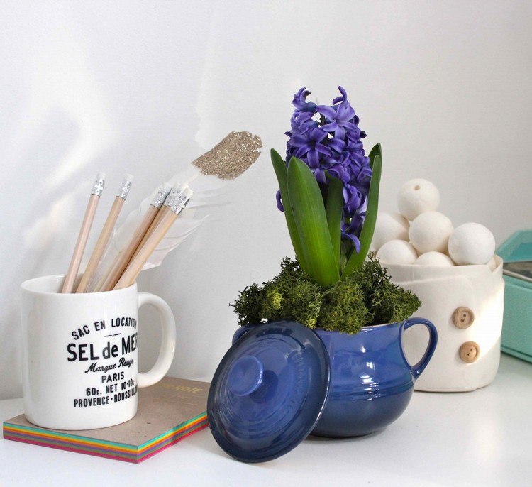 hyacint-vår-dekoration-lila-keramik-soppa-kruka-mossa