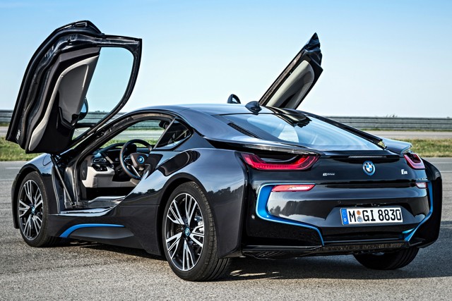 BMW i8 2014 hybrid sportman svartblå saxdörrar