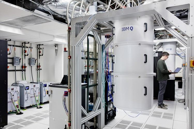 behållare för ibm -kvantdatorn i datacenteret med andra enheter i laboratoriet