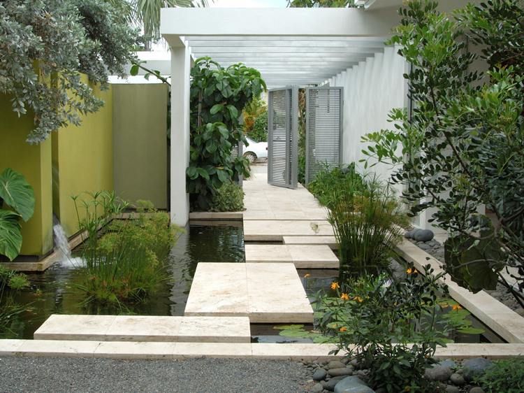 idé-trädgård-damm-design-travertin-flytande-sten-plattor-vatten-växter