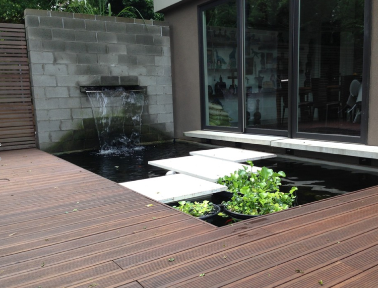 idé-trädgård-damm-design-flytande-steg-plattor-wpc-terrass-vattenfall