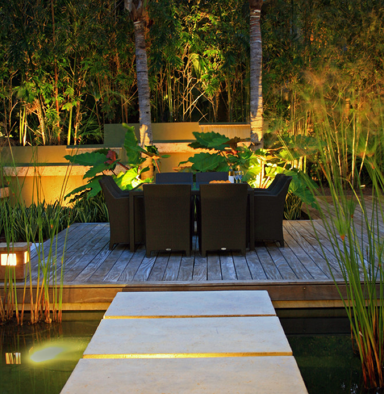 idé-trädgård-damm-design-flytande-steg-tallrikar-belysning-vatten-terrass-matplats