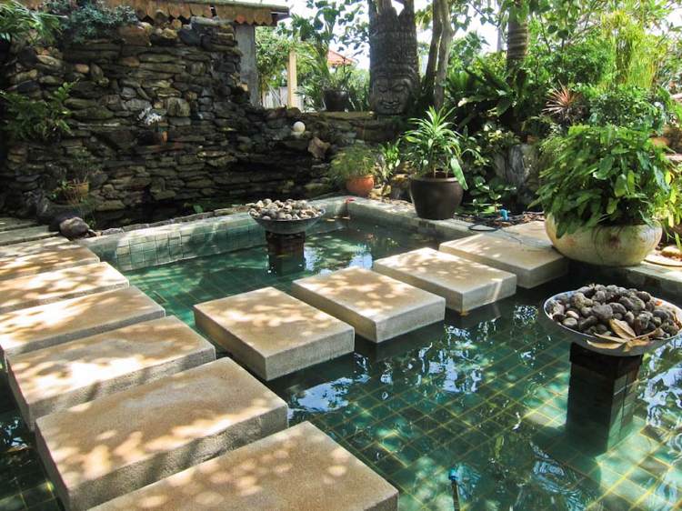 idé-trädgård-damm-design-sten-plattor-travertin-sten-blå-kakel-pool