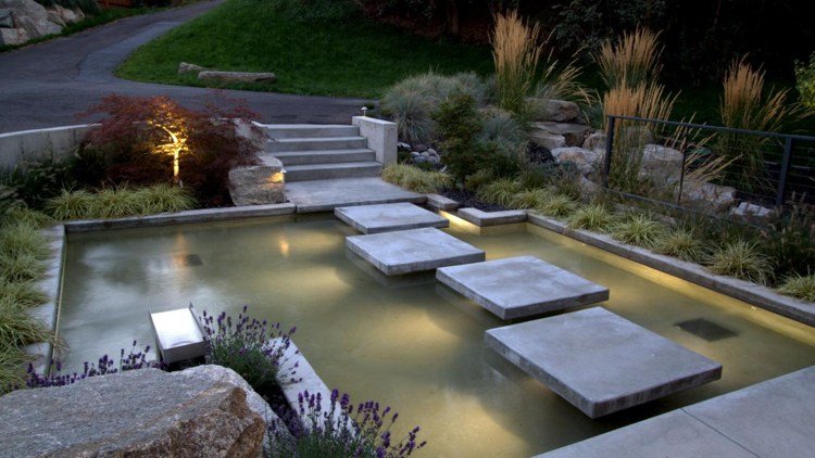 Idé för trädgårdsdammdesign betong-sten-plattor-led-belysning-asymmetrisk