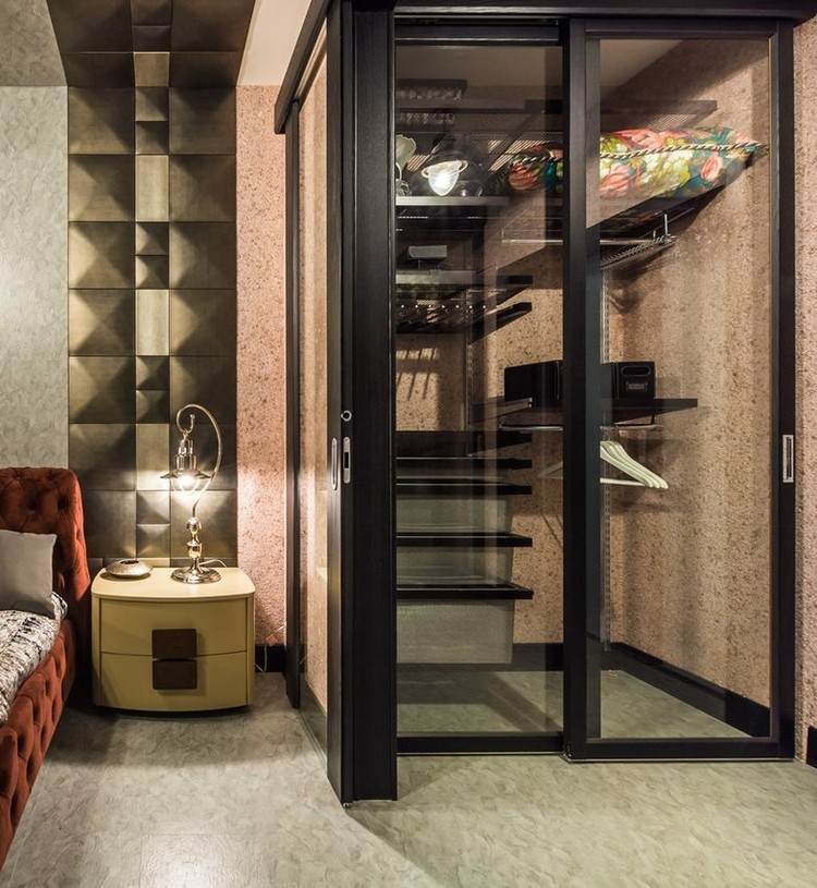 kreativ-vägg-design-idé-sovrum-walk-in-closet-glas-väggar