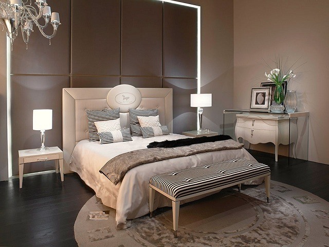 Klassisk inredning av den överdimensionerade sänggavel, beige sandfärg, chokladbrun