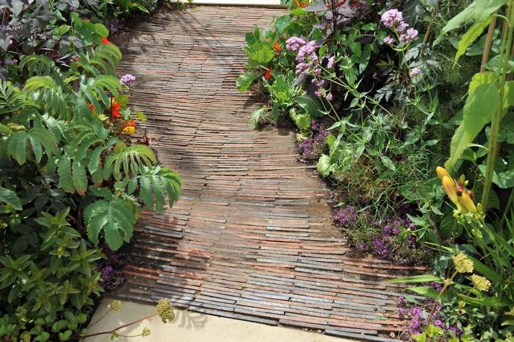 Återvinn återvunna takpannor och designa trädgårdsvägar med blommor och växter i trädgården