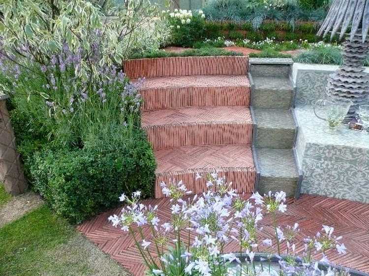 Bygg trappor i trädgården med takpannor och dekorera dem med växter