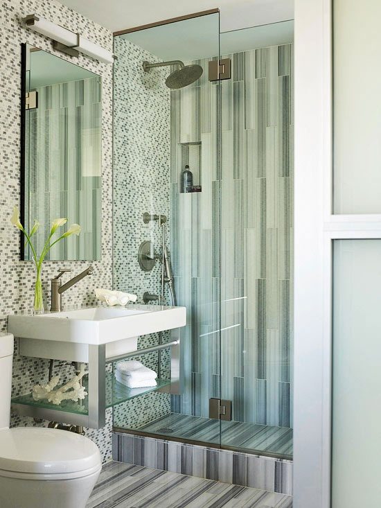 Idéer för badrumsplattor mosaik vit grå glas dusch linjär