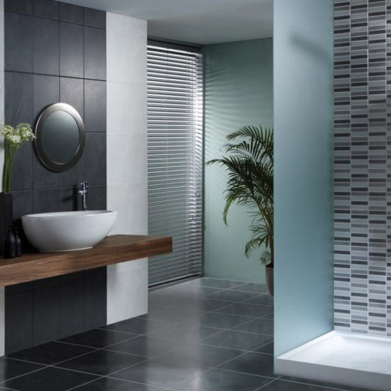 Idéer för badrumsplattor svart grå ljusblått trähandfat