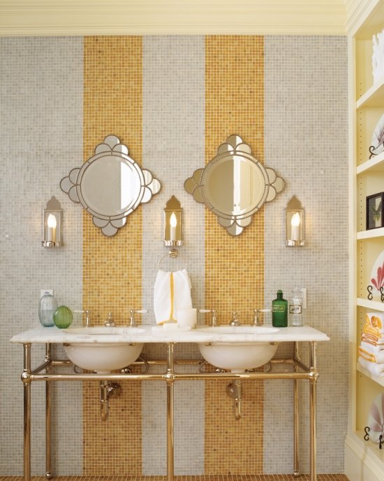 Badrum kakel mosaik ränder gul vägg spegel