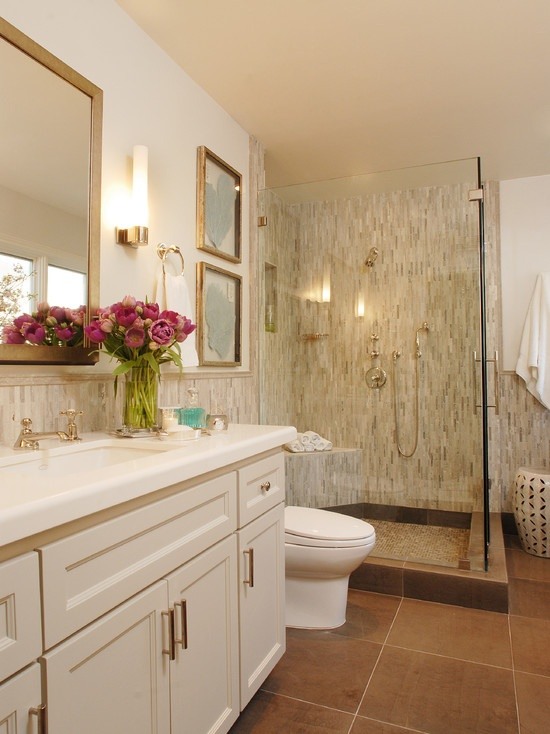 Idéer för badrumsplattor beige mosaik duschområde glas