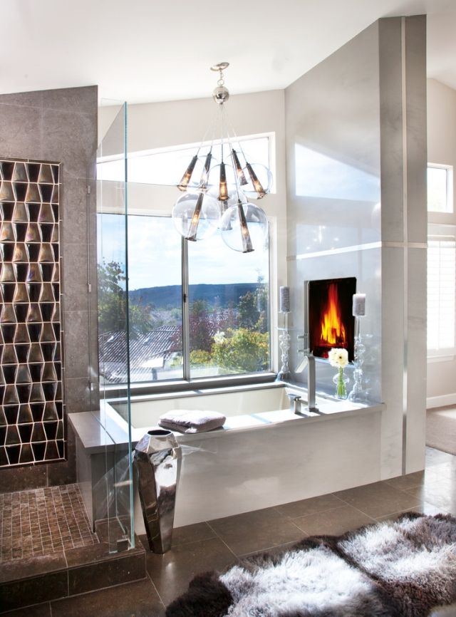 design-badrum-hängande-lampor-vägg-öppen spis-inbyggt i rektangulärt badkar