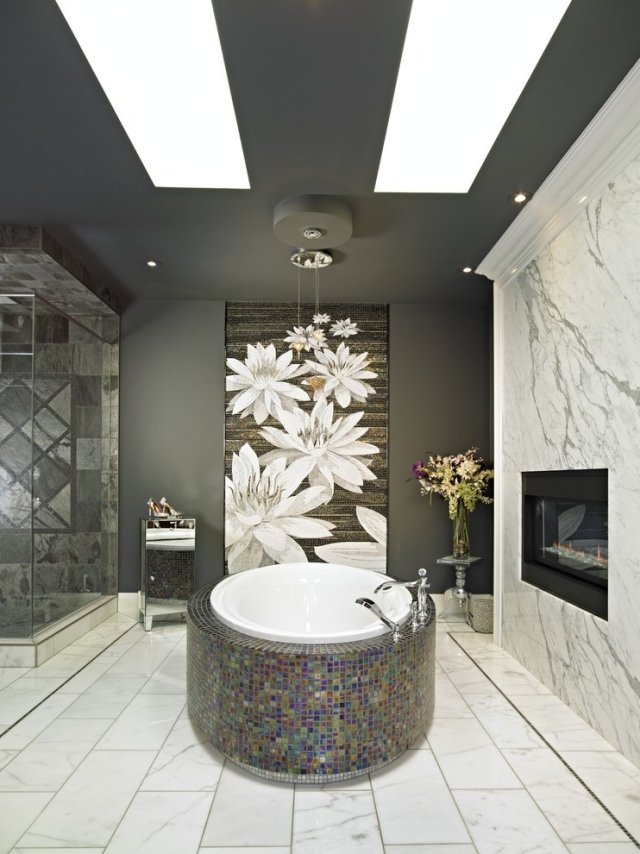 modernt-badrum-svart-vit-marmor-vägg-inbyggd-i-bio-spis-badkar-rund