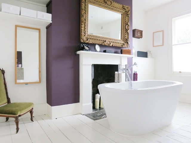 badrum-golv-trä-vitt-badkar-mantel-hylla-vägg-färg-lila