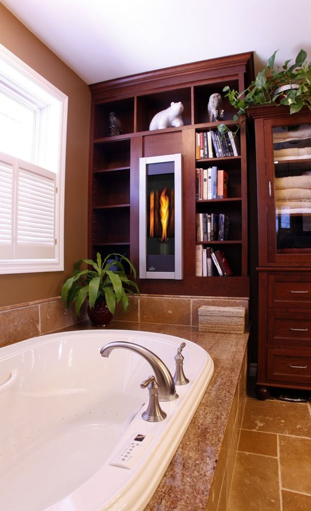 idéer-badrum-inredning-inbyggt-i-bad-badkar-öppen spis-vägg-hyllor-trä