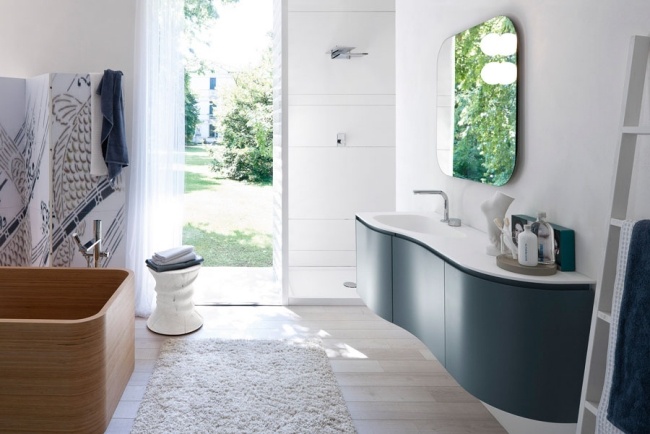 Badrumsmöbler designidéer badkar duschdraperi väggspegel fåfänga krökt
